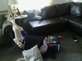 Это королева лени, т.к. ей даже ноутбук перевернуть впадлу. Она смотрит клавиатуру!