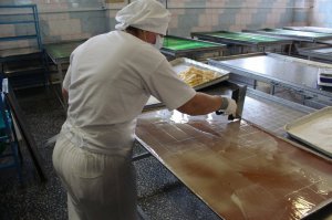 Нормальное производство! Если мармелад режут строительным фасадным шпателем, тесто должно мешаться в бетономешалке.
И еще мне понравилась фраза в тексте: "так как в рецептуре присутствуют натуральные ингредиенты". Ну надо же, есть даже натуральные ингредиенты!