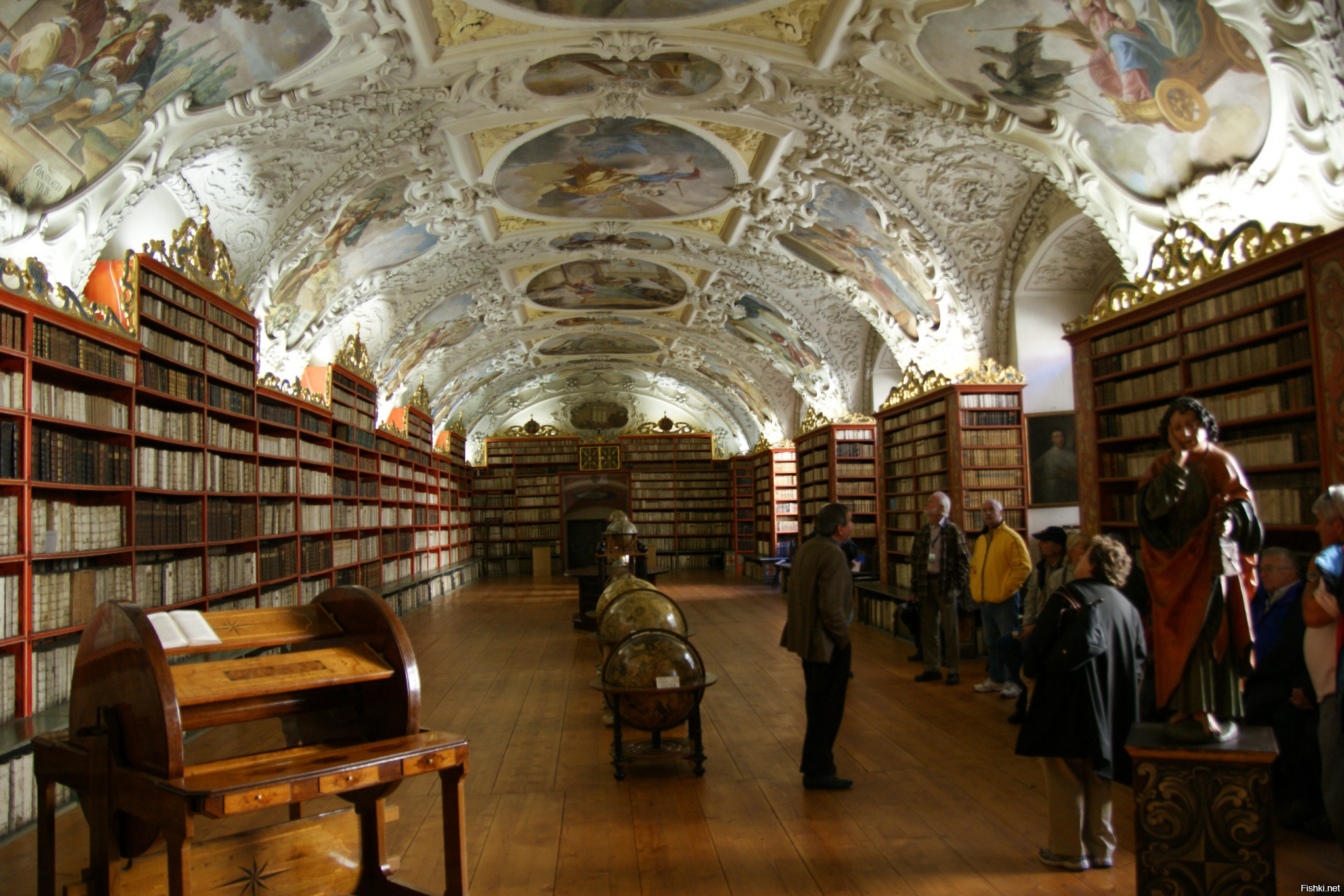 Красивая библиотека. Старинная библиотека.