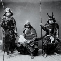 Справа его японский коллега.