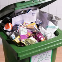 Если в полном мусорном ведре потоптаться ногами-то еще пару дней можно не вытаскивать мусор.