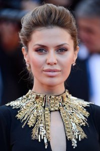 "люди собирались и выступали единым фронтом противбони"... ПротивБони... Против Бони!?