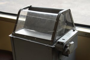 Ккой нах в метро кондуктор? Там же автомат стоит - кидаешь пятак и отрываешь билетик. Вот такой: