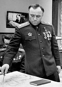 В половине - работа гримеров, не более того. А примером, как нужно вживаться в роль, как уже ниже упоминали - М. Ульянов в роли Г. Жукова. Тут даже разность комплекции (Жуков - коренастый, Ульянов - стройный) незаметна из-за точного попадания в темперамент