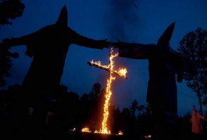 Сраные нигеры. Еще тут иногда в коментах находятся даунята, им сочувствующие.