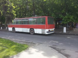 Троллейбусы ЗиУ пока еще колесят по нескольким маршрутам в Днепропетровске - из "гармошек" этой марки осталась одна машина. ЛаЗы - есть парочка, типа 695 и 699Р. ЛиАЗов - по городу нет вообще, может кое-где еще по сельской местности. Икарусы - есть пара-тройка 255-х. Один из них даже попал в кадр камеры моего телефона.