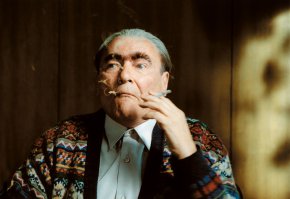 Сергей Шакуров в Роли Леонида Брежнева бесподобен. Не только кстати внешне, но он настолько внутренне вжился в роль что кажется что это настоящий Ильич. Смотревшие сериал Брежнев меня поймут.