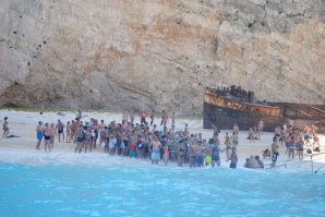 На Навагио народу , как грязи. Туда можно приплывать только рано утром, когда еще не подгребли многолюдные туристические лайбы.
А потерпевший крушение корабль хорош тем, что самая большая надпись на  нем  - "Бирюлево."