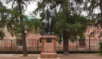 Кстати сквер в котором стоит памятник Беллингсгаузену раньше запрещалось ходить женщинам и матросам и животным.