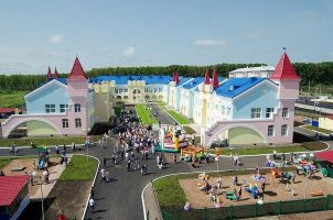 Ни деревьев, ни кустов. Ни спрятаться, ни убежать. 
Главное взрослым нравится.