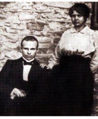 Простой слесарь в 1916 г. выглядел как дворянин. вот и задумаешься - на х*я царя-батюшку завалили!