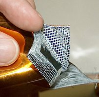 Насчет 6. 
В Макларене золото действительно хорошо отражает тепло, но в космосе "золотая фольга" - не золотая и не фольга.
Экранно-вакуумная теплоизоляция представляет собой слоенный пирог, который состоит из 18-25 слоев. Снаружи слой из инконеля( жаропрочный никель-хромовый сплав, его наносят на пленку как защитное покрытие с помощью напыления), затем идет сетка из никеля или инконеля (необязательно) и нескольких десятков перемежающихся слоёв металлизированного каптона и майлара. На Земле эта пленка сжата атмосферным давлением в тонкий слой, а в условиях вакуума, внутренние слои расправляются и создают искомый "толстый" бутерброд. В итоге пленка приобретает дополнительную жесткость.