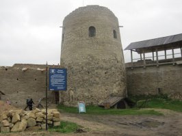 был почти во всех, а как же Смоленский Кремль?

Ивангоро́дская кре́пость

Изборская крепость