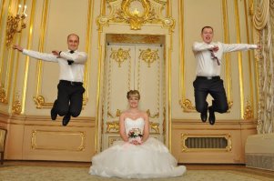 А что не так с этим фото? На фоне всего остального трэша и угара - свежо и прикольно.