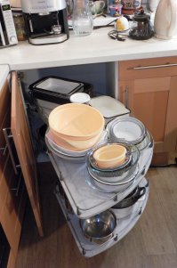 ИКЕЯ давным-давно сделала куда более грамотное решение для углового шкафа на кухне.