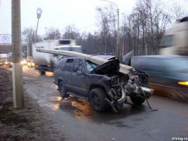 Помню была авария в Питере: девушка (обочечница) на Тахо снесла и протащила бетонный столб.
А жигули "намотало" на столб...