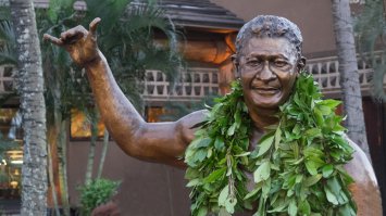 У серферов чуть другая история происхождения. Самая популярная версия:
"Гавайец по имени Калили Хамана (Kalili Hamana) из городка Лайе, потерявший три пальца правой руки во время промышленного инцидента приветствовал своих друзей, махая им рукой. Естественно, они могли видеть лишь поднятый мизинец и большой палец его руки."