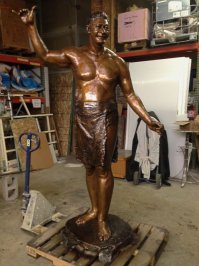 У серферов чуть другая история происхождения. Самая популярная версия:
"Гавайец по имени Калили Хамана (Kalili Hamana) из городка Лайе, потерявший три пальца правой руки во время промышленного инцидента приветствовал своих друзей, махая им рукой. Естественно, они могли видеть лишь поднятый мизинец и большой палец его руки."