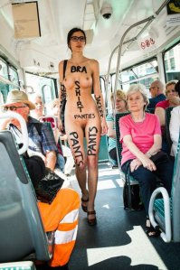 Не ту фотку Мило Мойре автор вылжил ;)