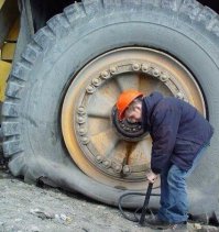 пока улыбается