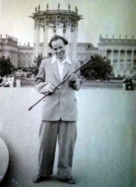 Деда моего на этой фотке напоминает