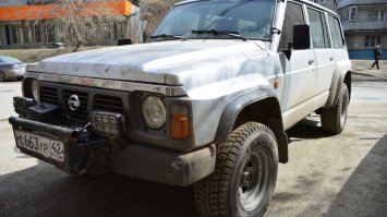 Насчет паджерика не совсем согласен. На сколько помню бандюги больше двигались на таких патролах - с выпуклыми крыльями