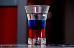 Просто хочу прояснить, что это не фотошоп на примере коктейля "Российский флаг". Скажете тоже фотошоп? Нет, можете зайти в какой-нибудь бар, заказать его и самим увидеть. Хотя школьникам его не продадут...
