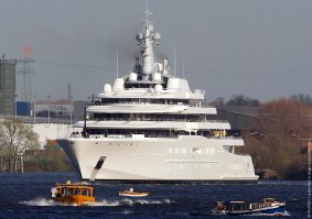 Не понял? А Абрамович? Его яхта более 162 метров!
Андрей Мельниченко - сосём? :)
