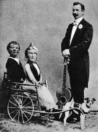 А вот два отечественных чуда: 
Рафаэлла Потапова с куклой (Лёша Картошкин), выступали в 1959-99 годах. 
Григорий Донской с куклами, начало 20 века.