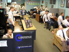 Гомосек какой то а не парень. См. верхний левый угол