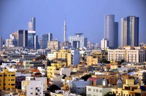 Тель-Авив (хоть и не столица) - Холм Весны...
В Израиле вообще, если дословно переводить, то жесть получается:
Рош ха-А́ин (ивр. ‏ראש העין‏‎‎‎) - Голова глаза
Бен-Ше́мен (ивр. ‏בֶּן שֶׁמֶן‏‎‎‎) - Сын масла
Пе́тах-Тиква́ (ивр. ‏פֶּתַח תִּקְוָה‏‎‎‎)  - Дверь (вход) надежды