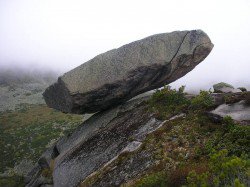 Заповедник Ергаки, юг Красноярского края. Висящий камень. Никаких Аргентин не надо.