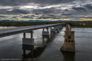 Как раз вчера официально открыли мост через Колыму, который автор проскочил без особых комментариев: "МАГАДАН. КОЛЫМА-ИНФОРМ 21.09.2015. На 1580 км федеральной автотрассы «Якутск-Магадан» сдан в эксплуатацию мостовой переход через реку Колыма..." 
Если будет вторая часть поста хотелось бы поподробней про строительство моста через Алдан в районе Хандыги - это последний разрыв на трассе - весной и осенью там движения вообще не было. Должны вроде открыть скоро, информации мало.  Это будет нестоящая революция для всего Колымского тракта.))
 
А это вот новый мост через Колыму и опоры от старого, а вторая фотка - старый мост.)) Проезжали по нему по очереди, чтобы не обрушить. 80 лет простоял. Но уходит история и с Колымского тракта: