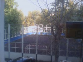 Если бы я жил этаже на десятом,3 а лучше на двадцатом, то из моего окна действительно была бы видна красная площадь. Вернее храм Василия блаженного, потому что живу я не на Тверской как на картинке, а в Замоскворечьи, на другом берегу Москвыреки, на набережной канала. Окна с обеих сторон моей квартиры выходят во дворы - именно это стало аргументом в пользу ее выбора при покупке, ведь нет шума от машин проезжающих по набережной... Во дворе у меня просто коробка на которой ребята играют в футбол. В кадре слева сверху задний фронтон замоскворецкого суда, где судили Навального...