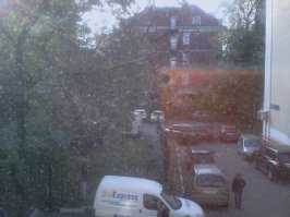 Если бы я жил этаже на десятом,3 а лучше на двадцатом, то из моего окна действительно была бы видна красная площадь. Вернее храм Василия блаженного, потому что живу я не на Тверской как на картинке, а в Замоскворечьи, на другом берегу Москвыреки, на набережной канала. Окна с обеих сторон моей квартиры выходят во дворы - именно это стало аргументом в пользу ее выбора при покупке, ведь нет шума от машин проезжающих по набережной... Во дворе у меня просто коробка на которой ребята играют в футбол. В кадре слева сверху задний фронтон замоскворецкого суда, где судили Навального...