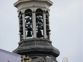 Klokhuis - это не проходная,  а башня с колоколами. Окна делались прозрачные, и колокола было видно, как косточки в огрызке.

Вы меня простите, что я уже десять комментов с придирками, но не надо копипастить то, в чём вы не разбираетесь