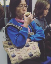 Интересно на каком языке надпись на сумке?