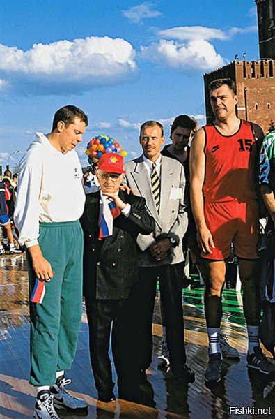 Прям не знаешь, с чего по полу валяться, то ли с волосатого Онопко (кстати, он же холол-перебежчик), то ли ли с баскетбольного тренера метр с кепкой - у него хоть есть 170 роста? Про "спортсменов" Ельцина и Жириновского тут всё обсосали. 
P.S. Не думал, что Черданцев уже в 1997 году комментирова матчи.