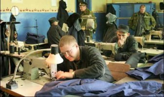 А чаще,военное снаряжение шьют так!