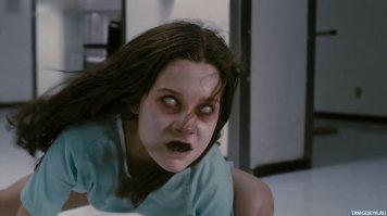 "Шкатулка проклятия". Сам фильм не такой уж страшный, но сцена, где девочка повторяла "папа, я тебя боюсь!" в красной-красной комнате - это жуть!