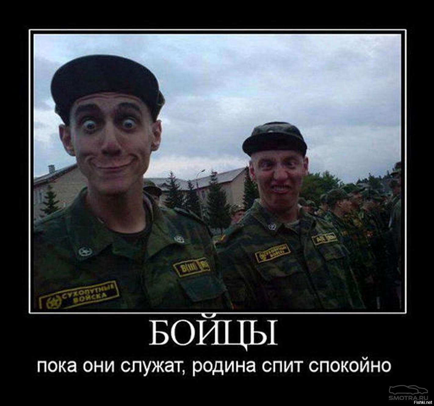 Родину жалко. Армия приколы. Смешной российский солдат. Смешные фото солдат.