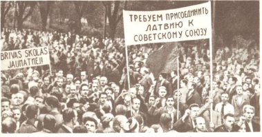 Давайте дальше продолжать же:

Латвия — самая лучшая страна в мире!	

Потому что у Америки есть Супермен, Бэтмен и Добрая Фея, а у нас — Цукмен и Калвитис.
Потому что иностранцы, приезжая в Латвию, думают, что Maxima XXX — это торговый центр порно-товаров.
Потому что у нас думают о бездомных, строя самый дорогой в Европе мост. Конструкция будет состоять из цветного металла, и по нашим расчётам, под мостом хватит места для 1500 картонных коробок.
Потому что туристы, приехавшие в Ригу на поезде, думают, что они находятся в городе, который называется Origo.
Потому что у нас, чтобы быть принятым в отделение реанимации, нужно направление от семейного врача.
Потому что цены квартир в центре Риги равнозначны ценам в Париже или Нью-Йорке.
Потому что у нас выгоднее поставить машину в неположенном месте, чем на платной автостоянке.
Потому что Латвия — единственная страна, где 19-тилетний строитель зарабатывает больше премьер-министра (актуально было исключительно во время строительного бума, в так называемые «жирные годы», в данный момент не является возможным).
Потому что 40% населения не говорят на государственном языке (и это только официальные данные).
Потому что средняя стоимость квартиры в Риге равна зарплате среднего человека за всю его жизнь.
Потому что в Латвии, подойдя к полицейскому после только что произведенного нападения, можно услышать спокойный ответ: «Я дорожный полицейский. Это вне моей юрисдикции»
Потому что скоро в нашем общественном транспорте бесплатно смогут ездить жители, достигшие 175-тилетнего возраста.
Потому что у нас пенсионный возраст на 5 лет превышает среднюю продолжительность жизни.
Потому что иностранцы думают, что туалеты охраняются вооружёнными солдатами, в парадной форме
Потому что на празднике Dziesmu Svētki участников больше чем зрителей
Потому что в Латвии нету нефти, а есть уценённое молоко
Потому что в Латвии нет такого места, куда бы надо было добираться больше 3 часов, кроме как от одного конца Риги до другого
Потому что наш президент не только притворяется, что ничего не понимает, а он ещё и реально ничего не понимает — и, более того, практически ничего в государстве не решает
Потому что пиво стоит дешевле, чем минералка
Потому что у полицейских есть законное право нарушать закон
Потому что в общественном транспорте висят рекламы «если ты комуникабельный, жизнерадостный, активный, позитивно мыслящий, молодой и любишь работать с людьми… приходи работать контролёром!»
Потому что мы из конопли делаем масло.