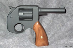 Всем перечисленным персонажам вот по такому пистолету: