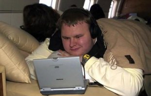 не совсем известен хакерством, больше достижениями в играх, его считали читером - Ким Дотком, известен проектом MEGA