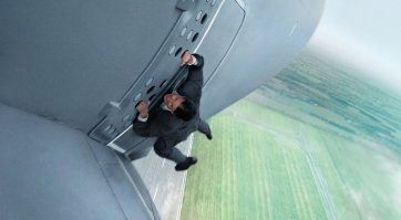 Я еще в мини-роликах обратил внимание, за какие это отверстия держится Том Круз? Я что-то не видел ни на одном самолете такие, специально для Томов Крузов делают?