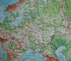 1. СССР не "досталась" часть Германии, а он должен был осуществлять административные функции в своей зоне оккупации, что никак не подразумевало создание в этой зоне марионеточного государства. Изначально советская зона оккупации была больше, чем зоны у других союзников. Просто три зоны, всё равно были больше одной.
2. После окончания войны не планировалось разделение Германии, поэтому Сталин,  согласился максимально одарить её землями Польшу, "расплатившись" таким образом за Гродненскую и Брестскую области Белоруссии, за Вильнюс и за западную Украину. 
Кстати, карты из довоенного немецкого атласа: Европа, Германия и Восточная Европа (можно обратить внимание на территориальные претензии Германии на польские, французские земли, а также на то что собой представляла Украина в довоенных границах.