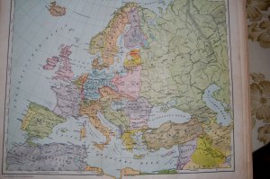 1. СССР не "досталась" часть Германии, а он должен был осуществлять административные функции в своей зоне оккупации, что никак не подразумевало создание в этой зоне марионеточного государства. Изначально советская зона оккупации была больше, чем зоны у других союзников. Просто три зоны, всё равно были больше одной.
2. После окончания войны не планировалось разделение Германии, поэтому Сталин,  согласился максимально одарить её землями Польшу, "расплатившись" таким образом за Гродненскую и Брестскую области Белоруссии, за Вильнюс и за западную Украину. 
Кстати, карты из довоенного немецкого атласа: Европа, Германия и Восточная Европа (можно обратить внимание на территориальные претензии Германии на польские, французские земли, а также на то что собой представляла Украина в довоенных границах.