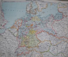 1. СССР не "досталась" часть Германии, а он должен был осуществлять административные функции в своей зоне оккупации, что никак не подразумевало создание в этой зоне марионеточного государства. Изначально советская зона оккупации была больше, чем зоны у других союзников. Просто три зоны, всё равно были больше одной.
2. После окончания войны не планировалось разделение Германии, поэтому Сталин,  согласился максимально одарить её землями Польшу, "расплатившись" таким образом за Гродненскую и Брестскую области Белоруссии, за Вильнюс и за западную Украину. 
Кстати, карты из довоенного немецкого атласа: Европа, Германия и Восточная Европа (можно обратить внимание на территориальные претензии Германии на польские, французские земли, а также на то что собой представляла Украина в довоенных границах.