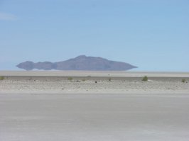 Аргументы закончились начались оскорбления??? Ладно умник продолжим…
Читай учебник по физике и думай о своей не компетенции!!! Видео он прислал… на тебе фотку, не одно ли там и тоже а??? Умник….

Объясни, КАК САМОЛЕТ ДОЛЖЕН ВОЙТИ В ПОЛОЕ ЗДАНИЕ  ТО АААА????? Упасть в низ с помятым носиком??? Обломки я объяснил где можно увидеть. Не смотрел ты видео, все там отчетливо видно. Отчетливо видно обшивку фюзеляжа. На ссылку и смотри остатки от самолета на улицах  фото 43
Что там самолету пробить эти балки??? Первые ряд колон он пробил, остальные уже нечем было бить, движки внутри остались. Оперироваться графикой, где самолет ударяется об здание и падает вниз это БРЕД!!! Повторяю еще раз структура здания ПОЛАЯ!!! Это не сплошная стена!!! 
Турбулентный след и че??? Смотрим видео 5,44-5,58 вот он!!! Только он слабо виден из-за взрыва, но он ЕСТЬ!!!

На сколько нужно быть ТУПЫМ, чтобы сравнивать самолет идущий на 600-700 и идущий на посадку??? Бл-я ну что за де би лы делали это видео??

И с чего балки должны быть выгнуты наружу??? Он в них вошел и погнул!! Дальше взрыв, который разметал облицовку самолета и всю «мелочь» с этажей!! Здание полое там негде накопиться давлению, чтобы хватило сил выгнуть балки наружу!!! Раз везде пишешь про 34ку то почитай, почему броня у 34ки под углом располагается. И почитай про королевский Тигр и посмотри, какая у него была броня и как легко он пробивался т.к. металл был г-но!!!
Ясен хрен, что сука в Пентагоне самолета не было. 
Не было его и в Пенсильвании. 

И понятное дело, что самолет это здание не завалит!!! Ясное дело, что самолет не может выбить окна внизу здания. И все понятно, что здания были снесены. Даже есть видео, где видно как горит металлическая балка в разломе от самолета. Керосин такую температуру дать не может. 
Но фальсифицировать самолеты - это по меньшей мере глупо. Куча свидетелей, которые видели самолет и в комментариях на ютубе эти люди есть. Только представь если бы была любительская съемка без самолета!? Любительская камера у нас в семье появилась в 1995 году. В США люди побогаче живут …