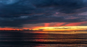 Добавлю от себя.
Ядерный закат. Таллинский залив, Эстония.